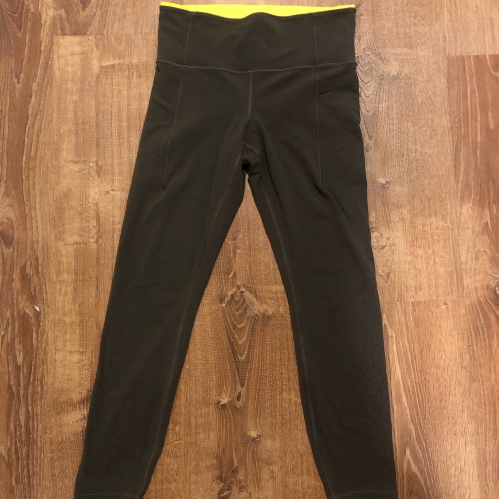Athleta legging w/ laser cut pattern in Powervita